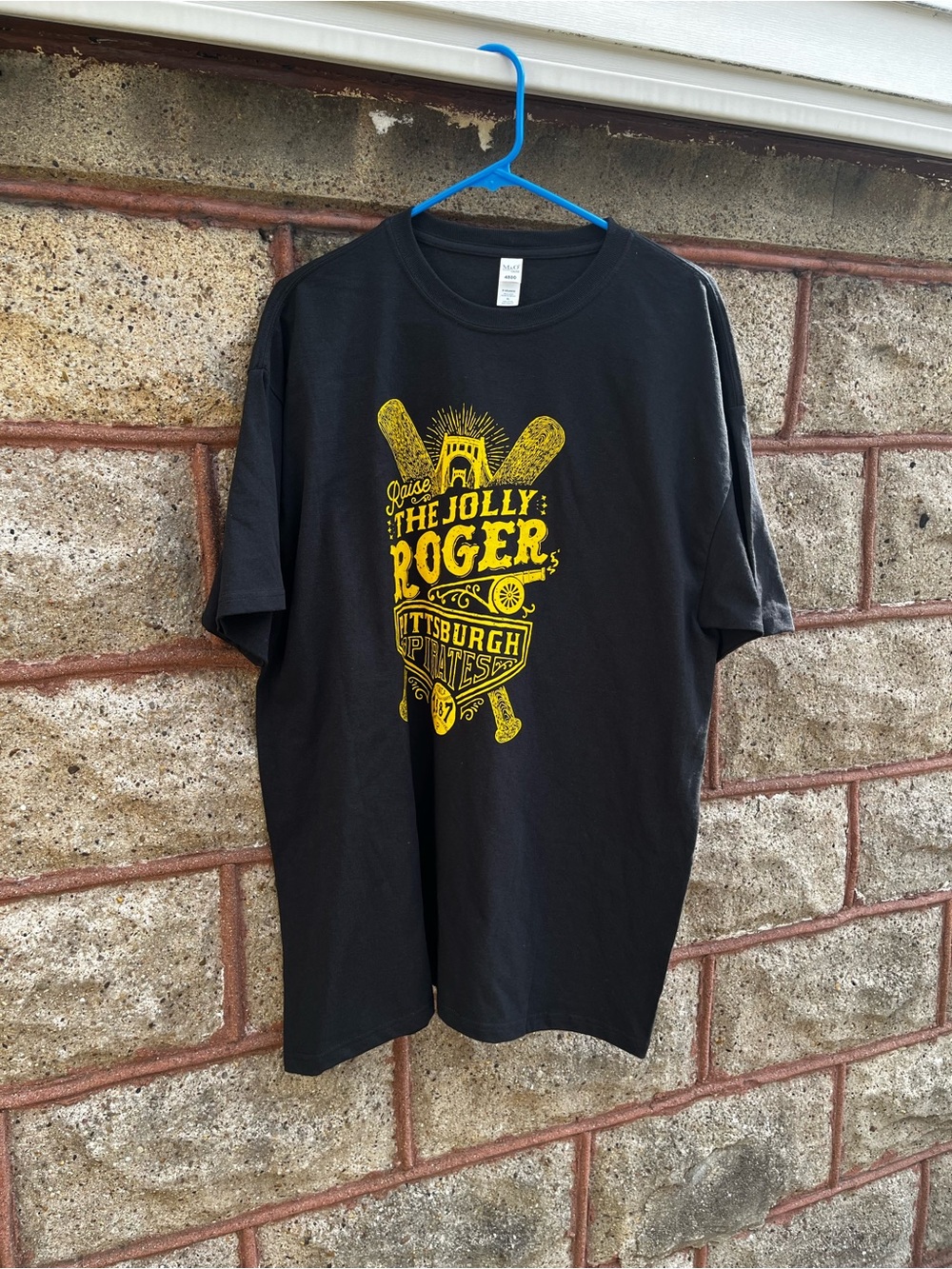 NWOT Pittsburgh pirates raise the Jolly Roger shirt XL